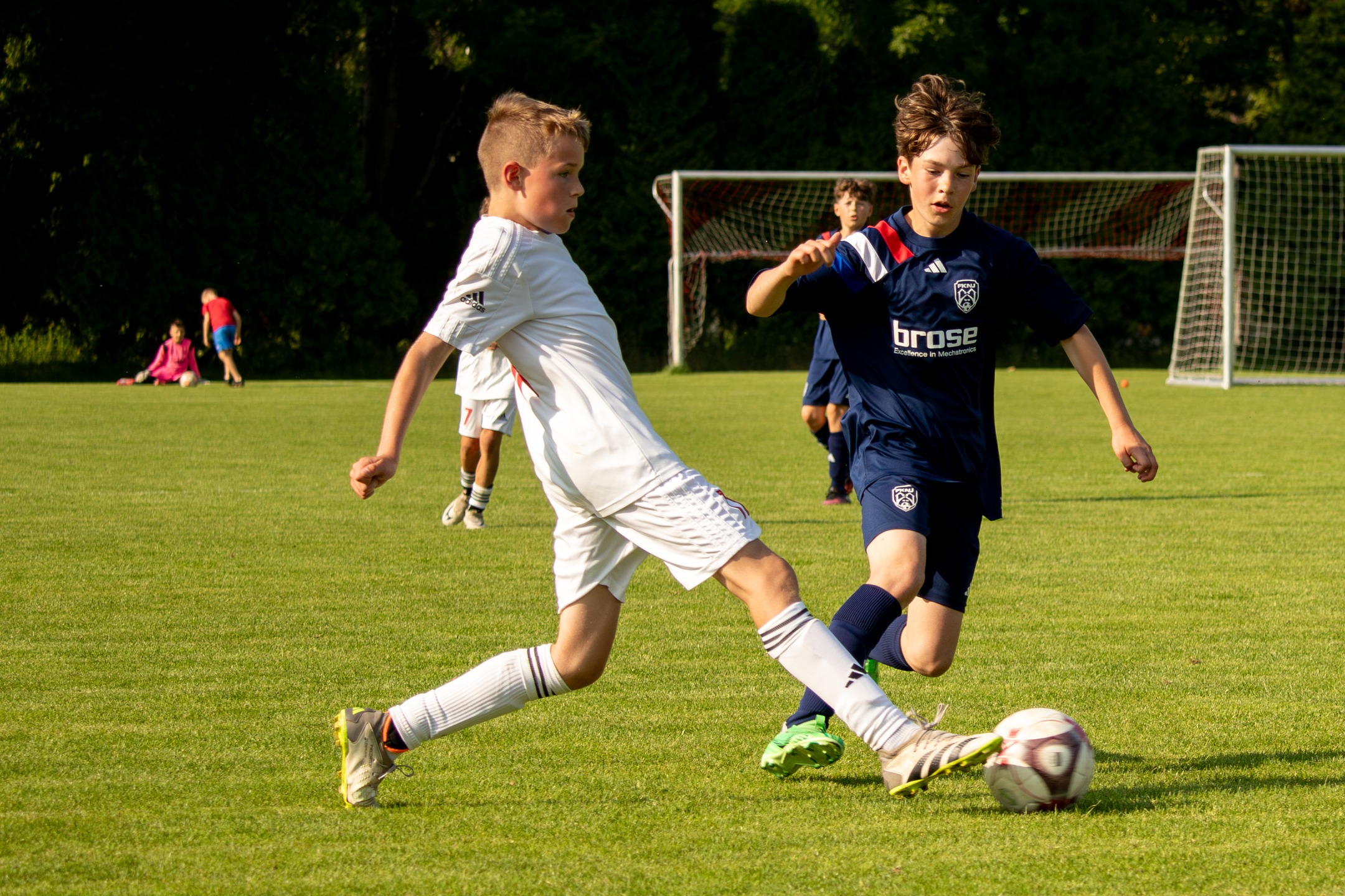 Naozaj pokyny z tribúny mladému futbalistovi pomáhajú?
